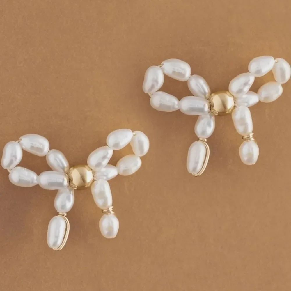 🩵⏭️NIB Ivory Bow Shaped Faux Pearl Post Earrings